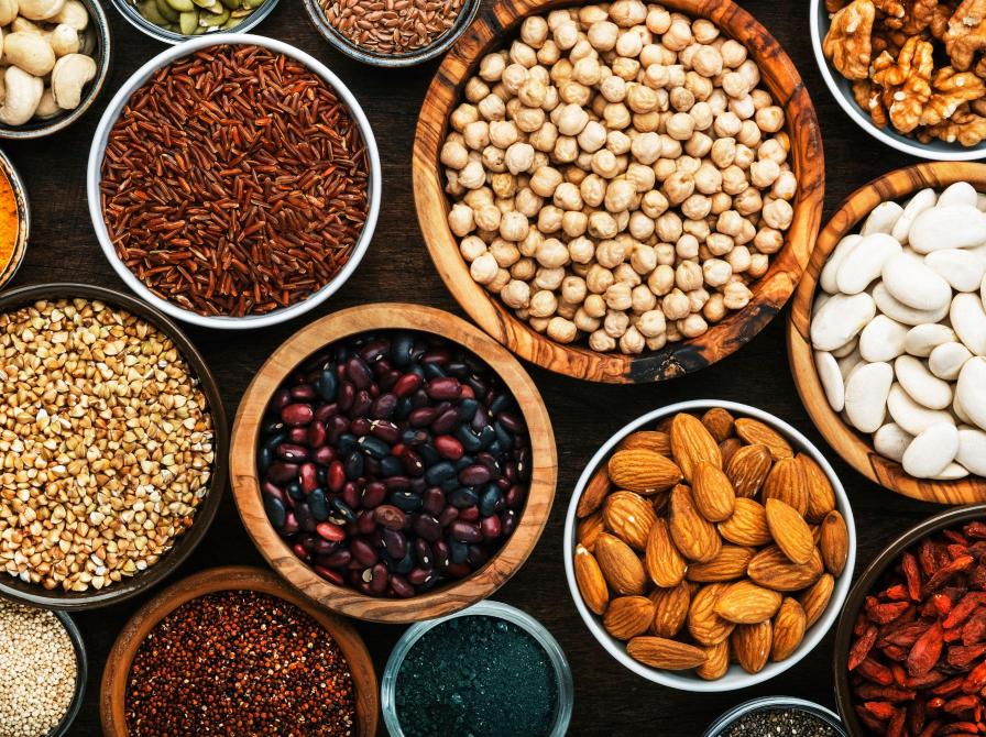 Skåle med forskellige typer bælgfrugter